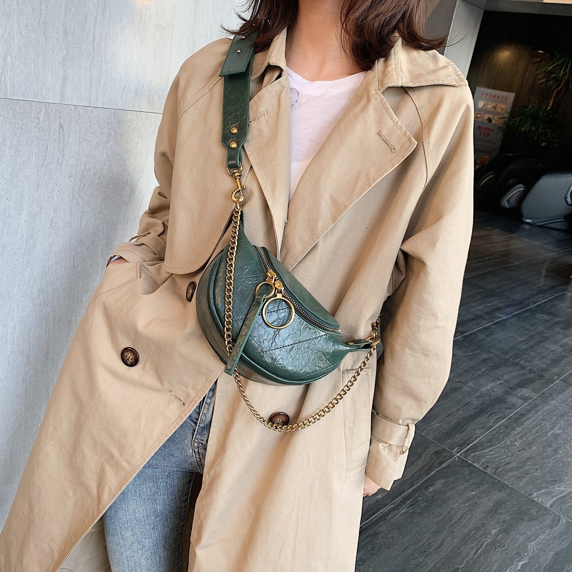 Bolsa tipo pochete com correntes - Boutique da Beleza