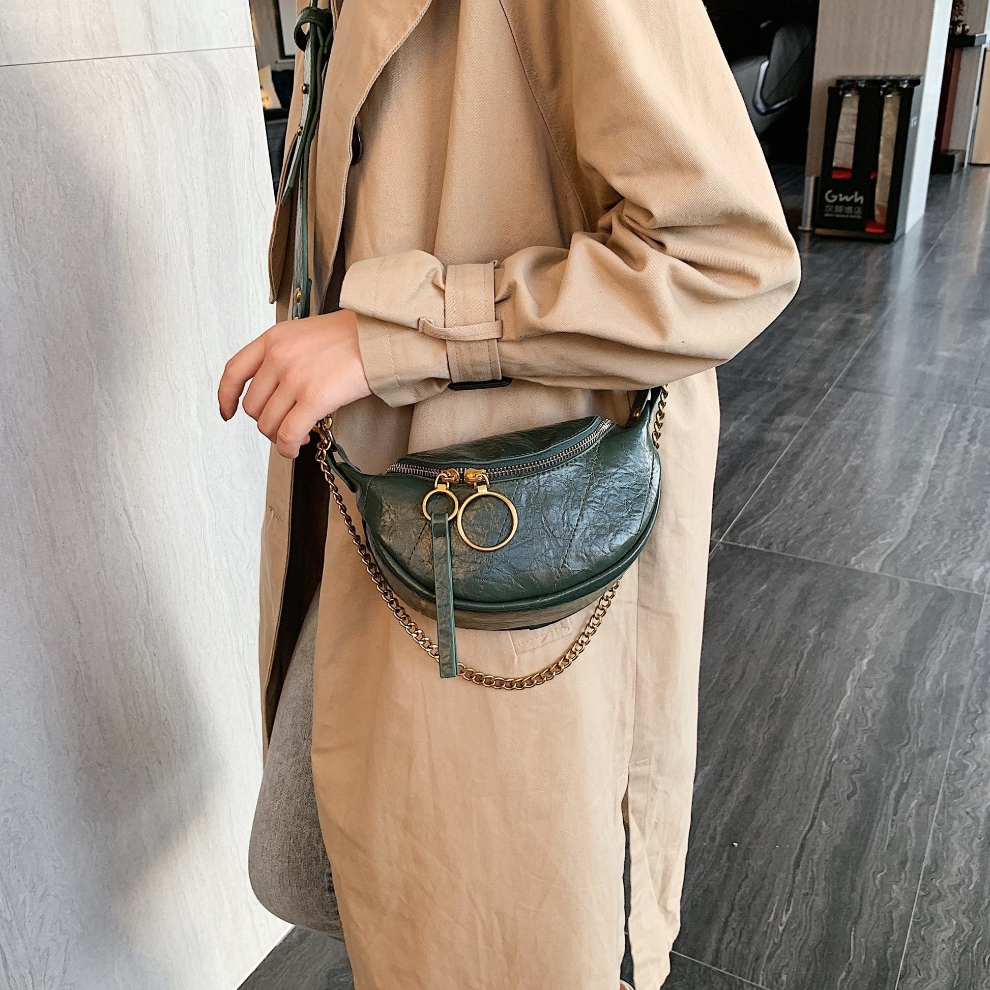 Bolsa tipo pochete com correntes - Boutique da Beleza