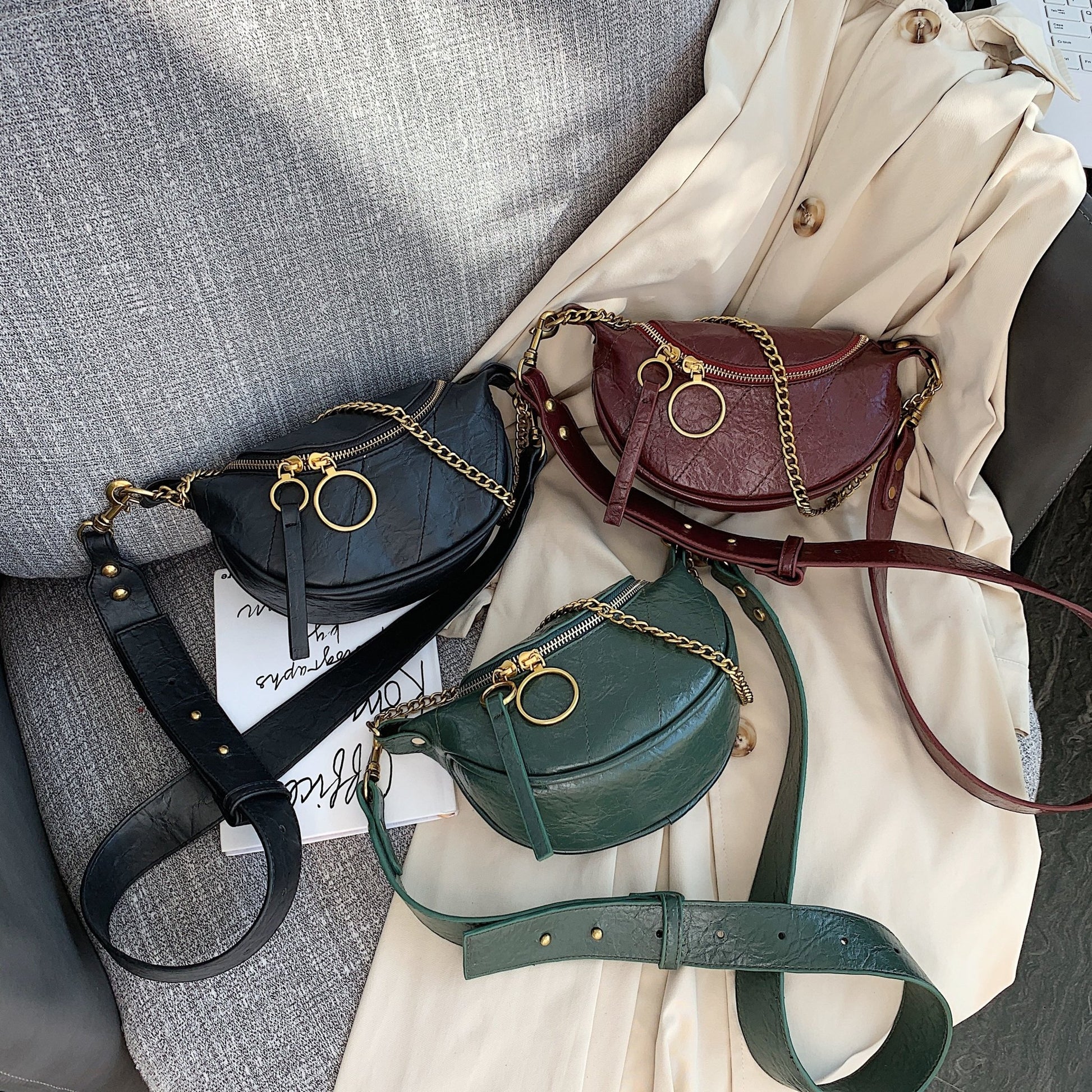 Bolsa tipo pochete com correntes - Boutique da Beleza